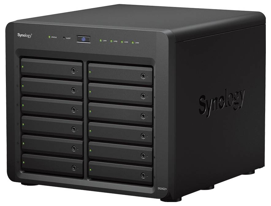 Černá Synology DiskStation NAS se osmi přední jednotkami pro disky a stavovými LED diodami, zobrazena v perspektivě tří čtvrtin.