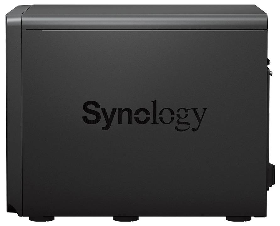 Černé síťové úložné zařízení Synology v obdélníkovém stolním pouzdře, zobrazeno v přední poloze na bílém pozadí.