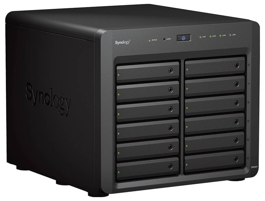Černý síťový úložný server Synology s 12 přední zásuvkami na disky a stavovými indikátory, zobrazený v tříčtvrtinkovém pohledu na bílém pozadí