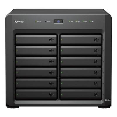 Přední pohled na Synology DiskStation NAS se 12 bay pro jednotky, stavovými indikátory a tlačítkem napájení na černém pouzdře.