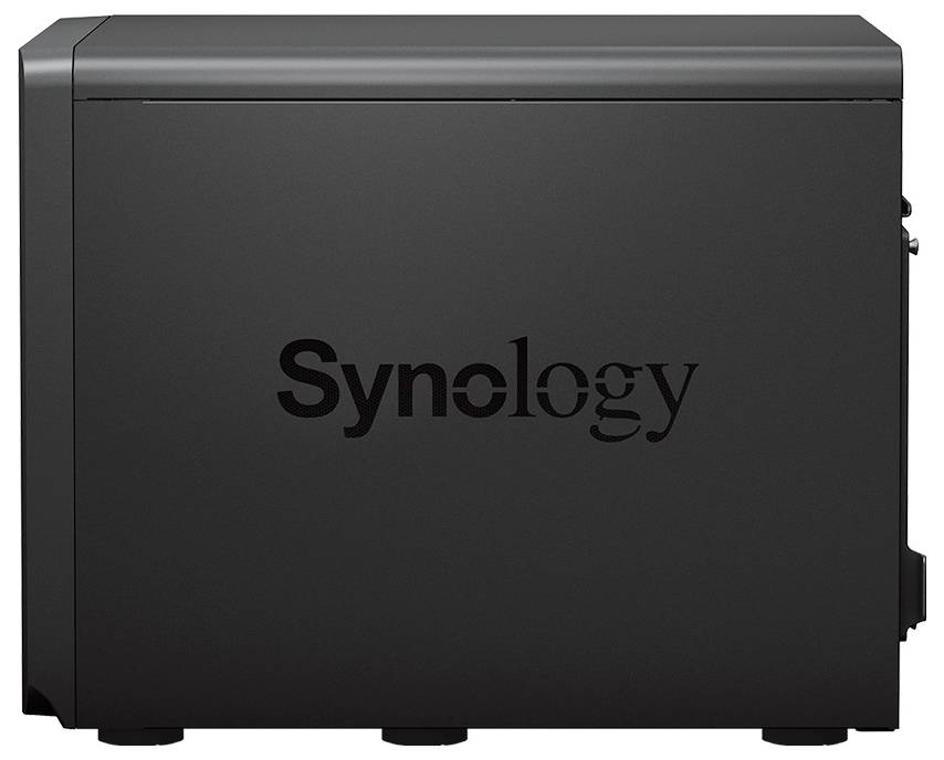 Černé zařízení Synology pro síťové úložiště zobrazené v přední perspektivě na bílém pozadí.