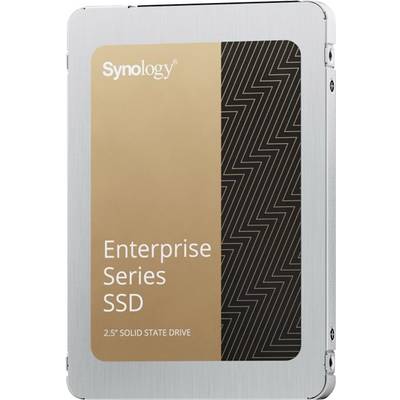 Synology Enterprise Series SSD 2,5palcová jednotka SSD v stříbrném kovovém pouzdře s černým vzorovaným štítkem.