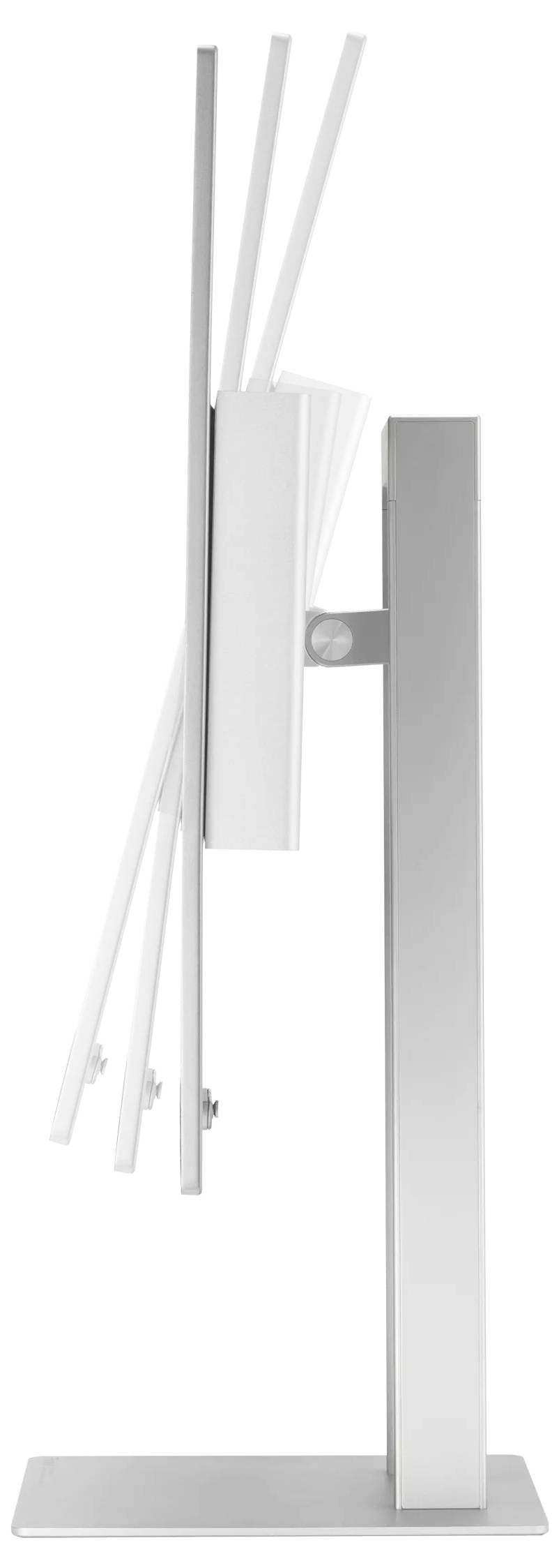 Moderní minimalistická podlahová lampa s obdélníkovou základnou a svislým sloupkem, završená několika štíhlými skloněnými světelnými lištami a ústředním bílým panelem.