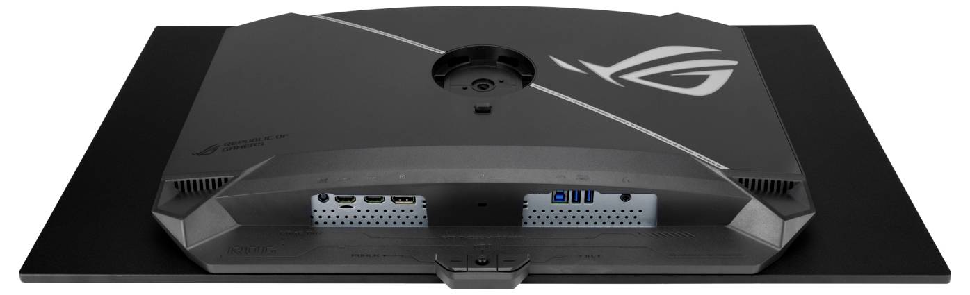 Zadní pohled na černý herní monitor ASUS ROG se středově umístěnou montáží webkamery, sklopeným stojanem, otvory pro větrání a viditelnými zadními porty.