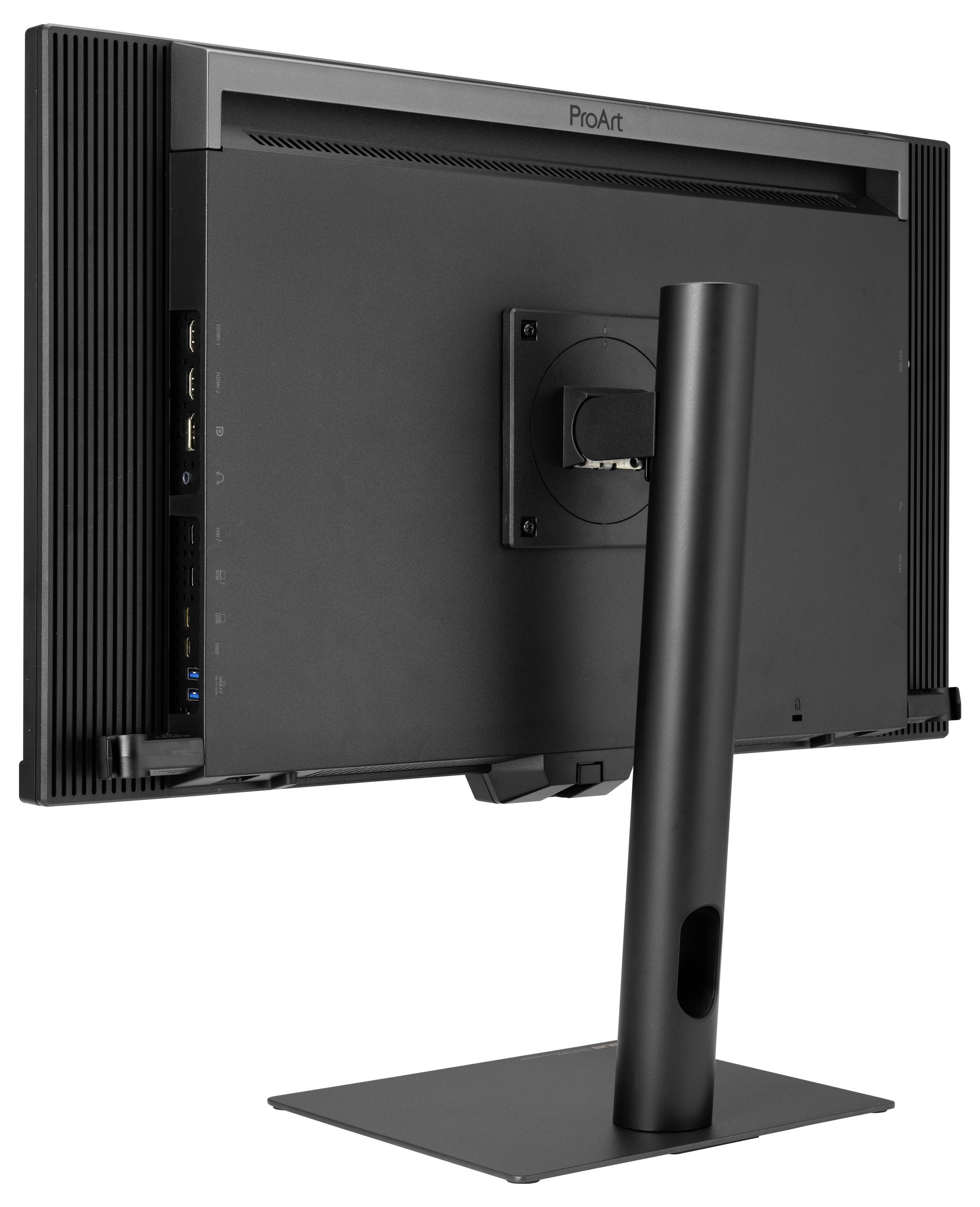 Zadní pohled na počítačový monitor ProArt na černém stojanu, znázorňující VESA mount a boční porty.