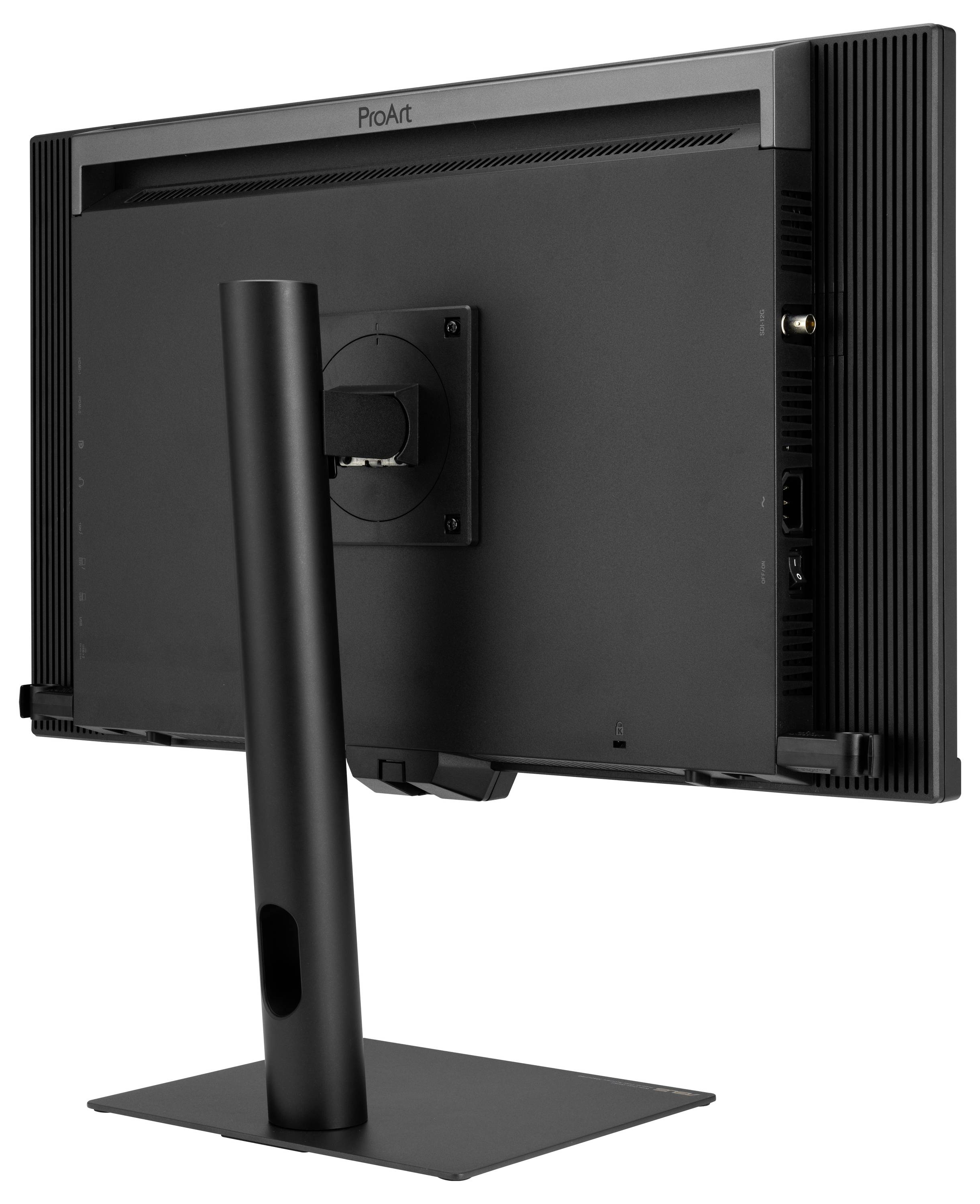 Zadní pohled na stolní monitor ProArt na stojanu, zobrazující montážní konzolu, porty a větraný boční panel.