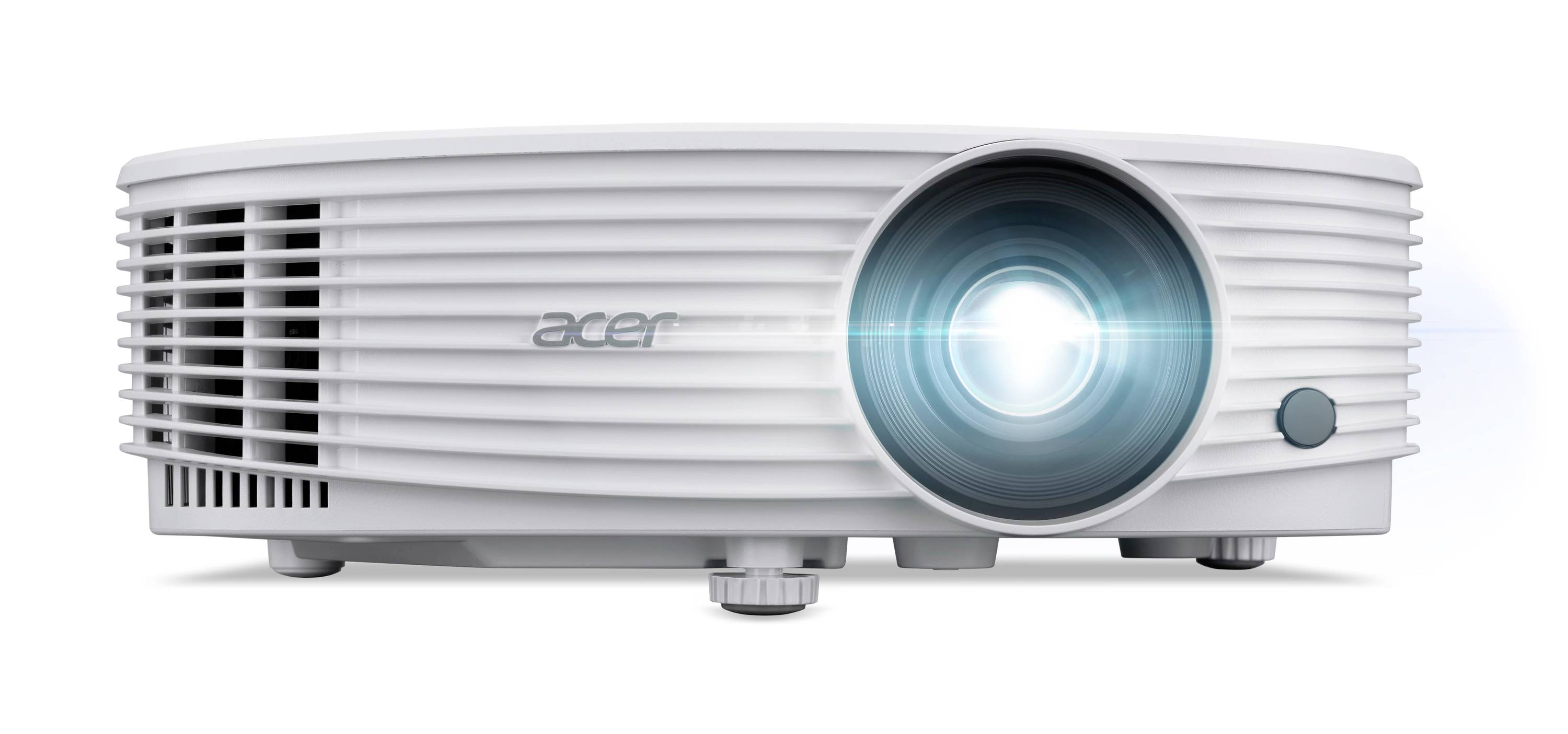 Bílý projektor Acer zobrazený zepředu s velkou osvětlenou čočkou a ventilačními mřížkami na bílém pozadí.