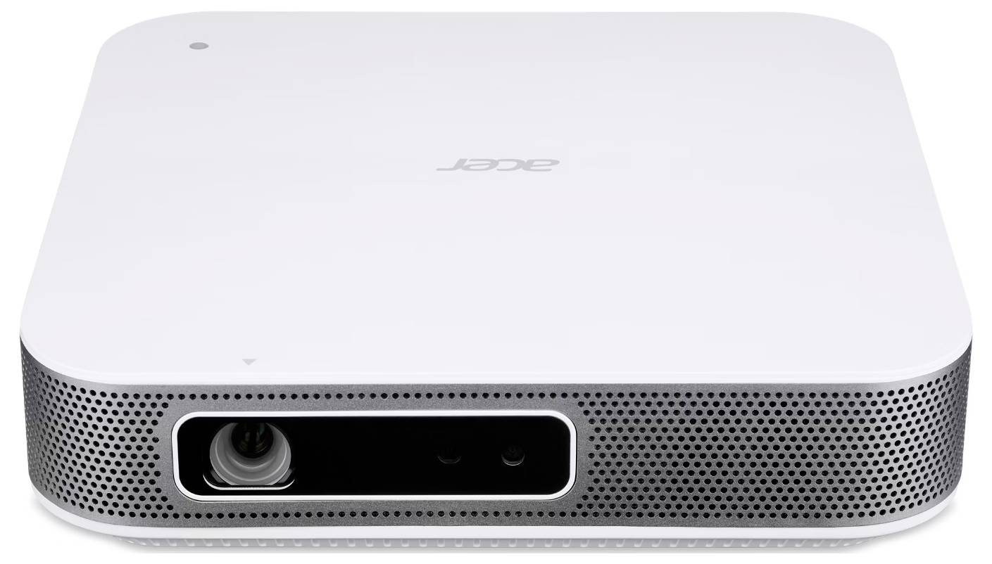 Bílý projektor Acer zobrazený zepředu, viditelná čočka a mřížka reproduktoru.