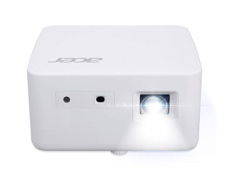 Bílý projektor Acer zobrazený zepředu, vysílající jasný paprsek z objektivu na pravé straně.
