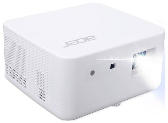 Bílý projektor Acer zobrazený v úhlu, s objektivem vyzařujícím jasný paprsek na pravé straně.