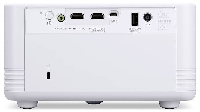 Zadní pohled bílého DLP projektoru zobrazující vstupní porty: audio výstup, dva porty HDMI 2.0, USB-C, USB servis a DC vstup.