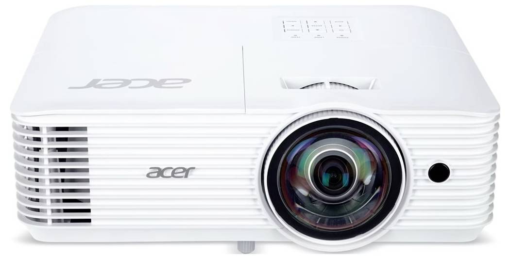 Bílý projektor Acer zobrazený zepředu se středově umístěnou čočkou a ventilační mřížkou na čistém bílém pozadí.