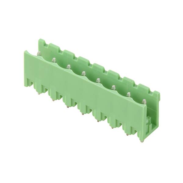Zelený vícekolíkový blok elektrických svorek s kovovými kontakty na bílém pozadí.