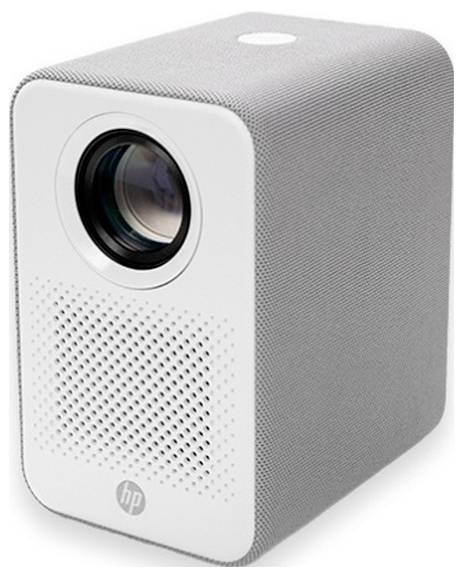 Bílý HP projektor s objektivem na přední straně a děrovanou mřížkou reproduktoru, zobrazen v úhlu na jednoduchém pozadí.