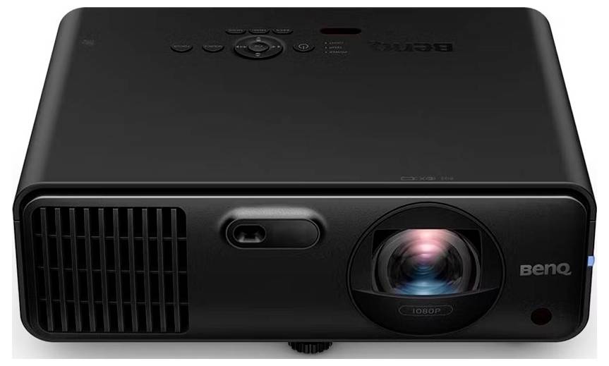 Černý projektor BenQ v přední pohledu se čočkou, ventilační mřížkou a ovládacími tlačítky nahoře.