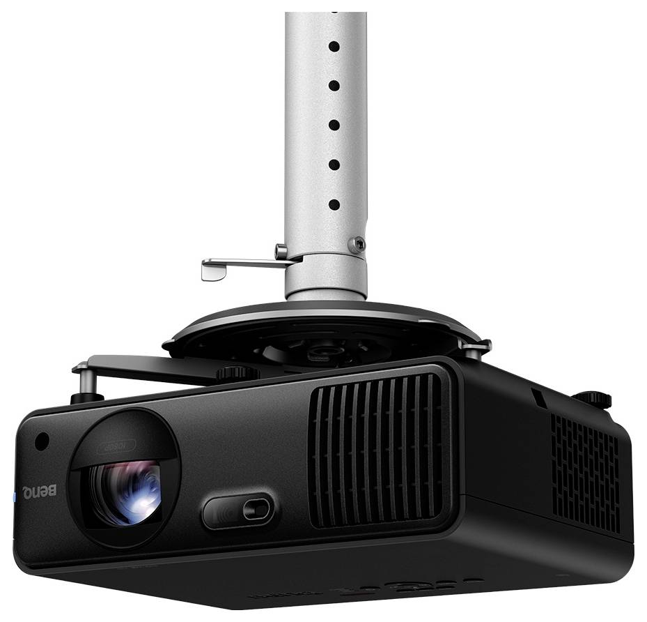 Stropně upevněný černý projektor s objektivem a ventilačními otvory, připevněný na stříbrném nastavitelném držáku.