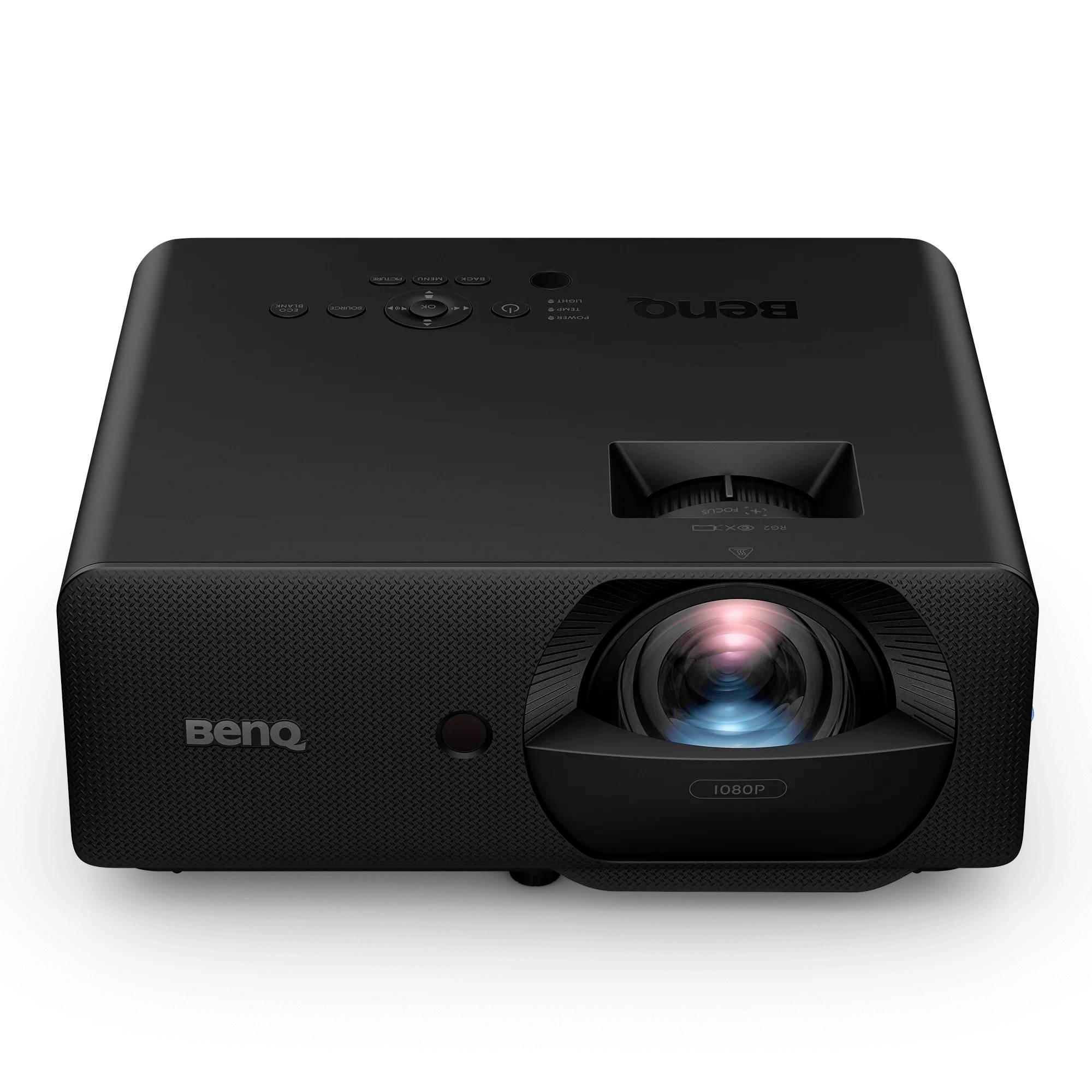 Černý projektor BenQ zobrazený zepředu, s objektivem uprostřed a ovládacími tlačítky nahoře.