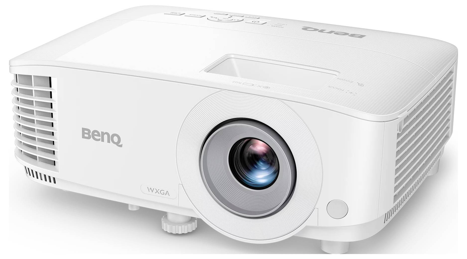 Bílý projektor BenQ WXGA s objektivem a předními otvory pro větrání, zobrazený pod úhlem na jednolitém pozadí.