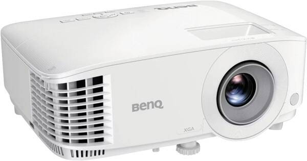 Bílý projektor BenQ XGA s předním objektivem a větranou mřížkou na bílém pozadí.