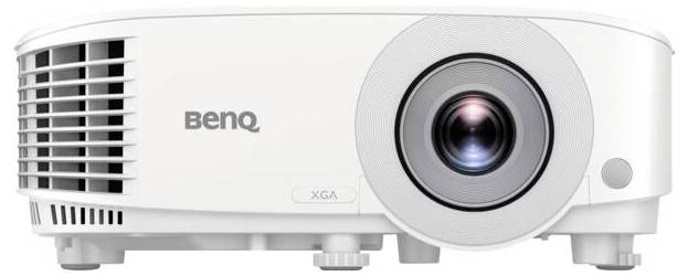 Bílý projektor BenQ XGA zobrazený zepředu, s objektivem na pravé straně a ventilační mřížkou na levé straně.