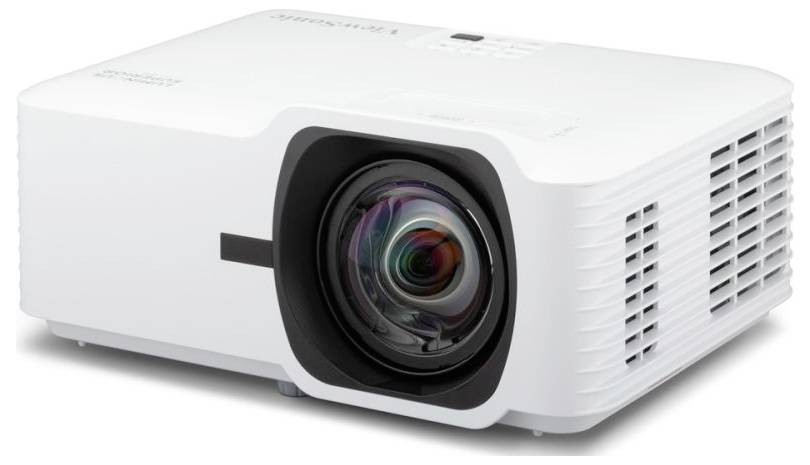 Bílý multimediální projektor s velkým předním objektivem a bočními ventilačními mřížkami na jednolitém pozadí.