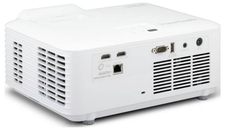 Bílý multimediální projektor zobrazený zezadu s porty HDMI, USB, Ethernet, audio a napájení, plus ventilační mřížky.