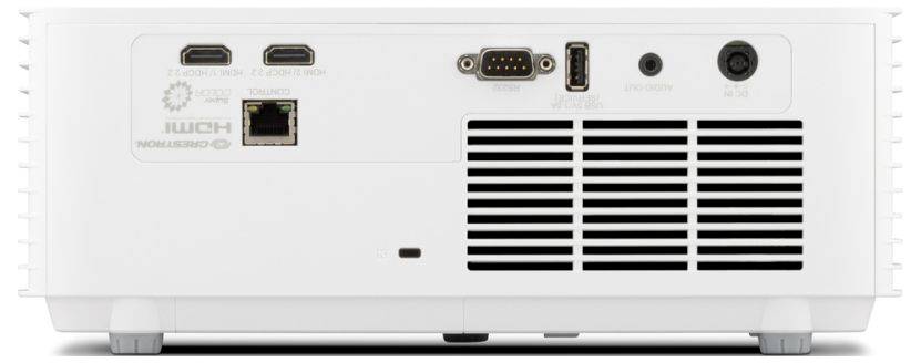 Zadní pohled na bílý projektor ukazující porty HDMI, VGA, USB a audio, plus větrací mřížky a napájecí vstup.