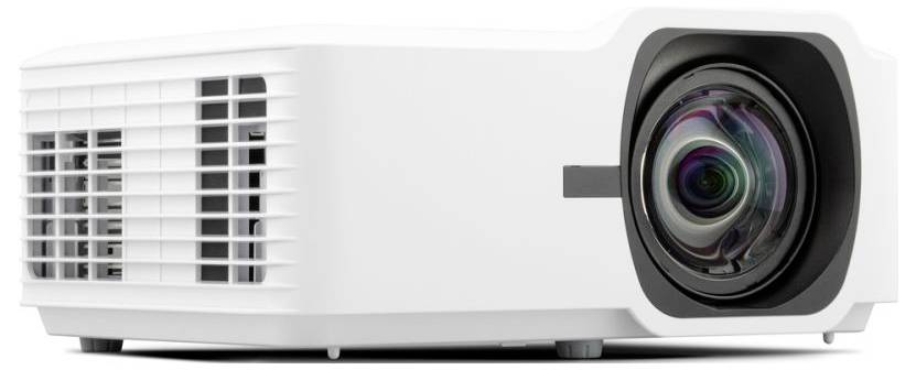 Bílý multimediální projektor s předním objektivem a ventilační mřížkou, zobrazený na prostém pozadí.