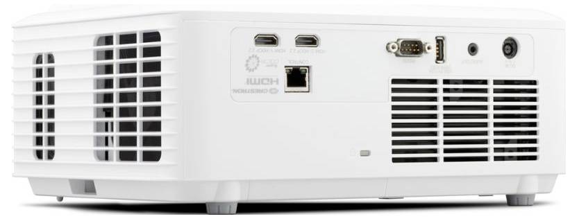 Bílý multimediální projektor zobrazený zezadu se ventilačními mřížkami a porty včetně HDMI, Ethernet, VGA, USB, audio a napájení.
