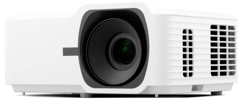 Bílý digitální projektor zobrazený z přední strany, s velkým centrálním objektivem a ventilačními mřížkami na pravé straně.