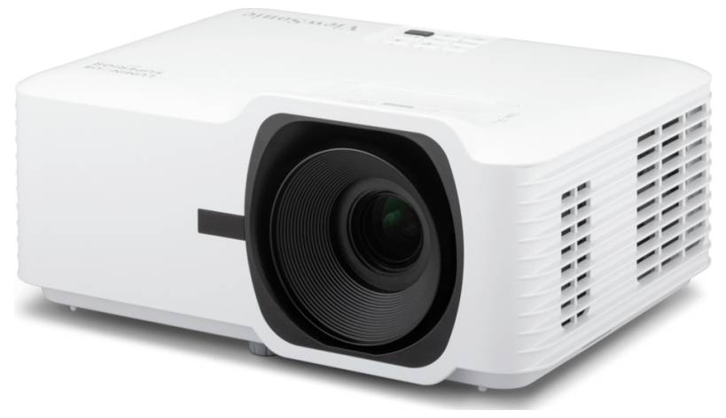 Bílý multimediální projektor s velkým předním objektivem a bočními ventilačními mřížkami, zobrazený v úhlu na bílém pozadí.
