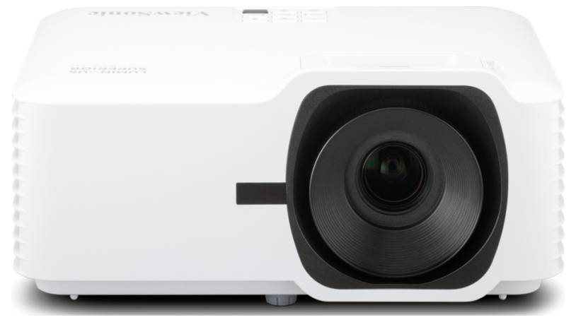 Bílý projektor s velkým černým objektivem vpravo, zobrazený v přední pohledu na prostém pozadí.