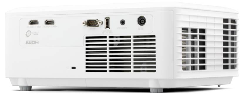 Bílý projektor zobrazený zezadu s viditelným HDMI, VGA, audio, napájením, mřížkami ventilace a otvorem pro proudění vzduchu u objektivu.