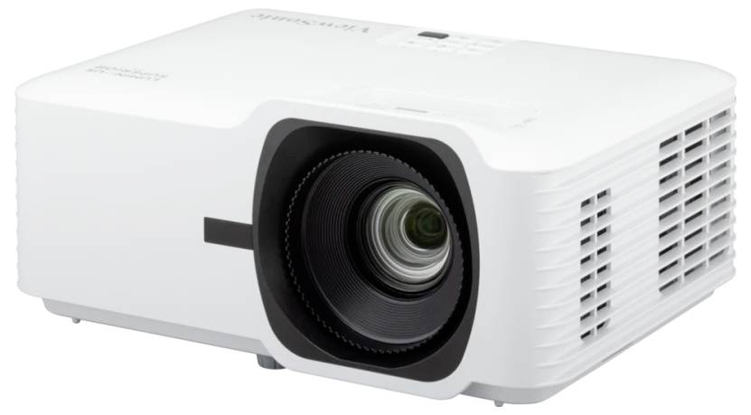 Bílý multimediální projektor s velkým předním objektivem a bočními ventilačními mřížkami, zobrazený na prostém pozadí.
