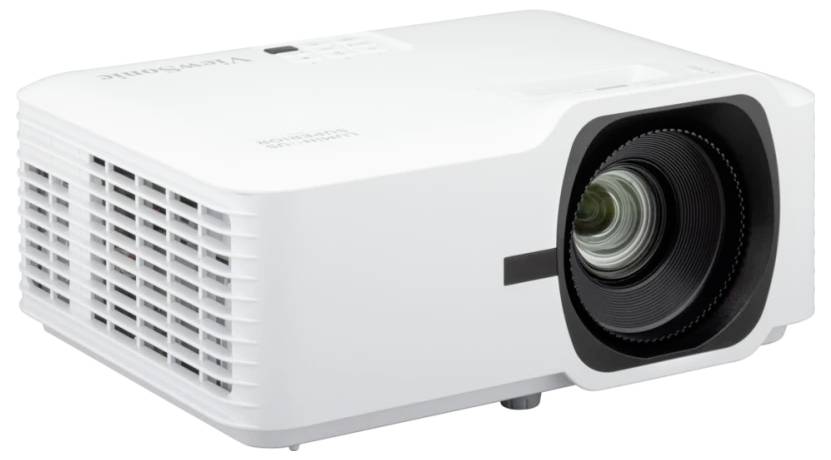 Bílý multimediální projektor zobrazený v úhlu se viditelnými čočkou vpředu a bočními ventilačními mřížkami.