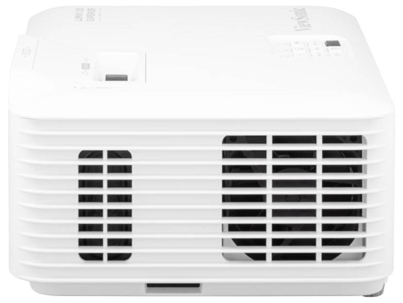 Bílý multimediální projektor na bílém pozadí, zobrazený z předu zleva se viditelnou čočkou a postranními ventilačními mřížkami.