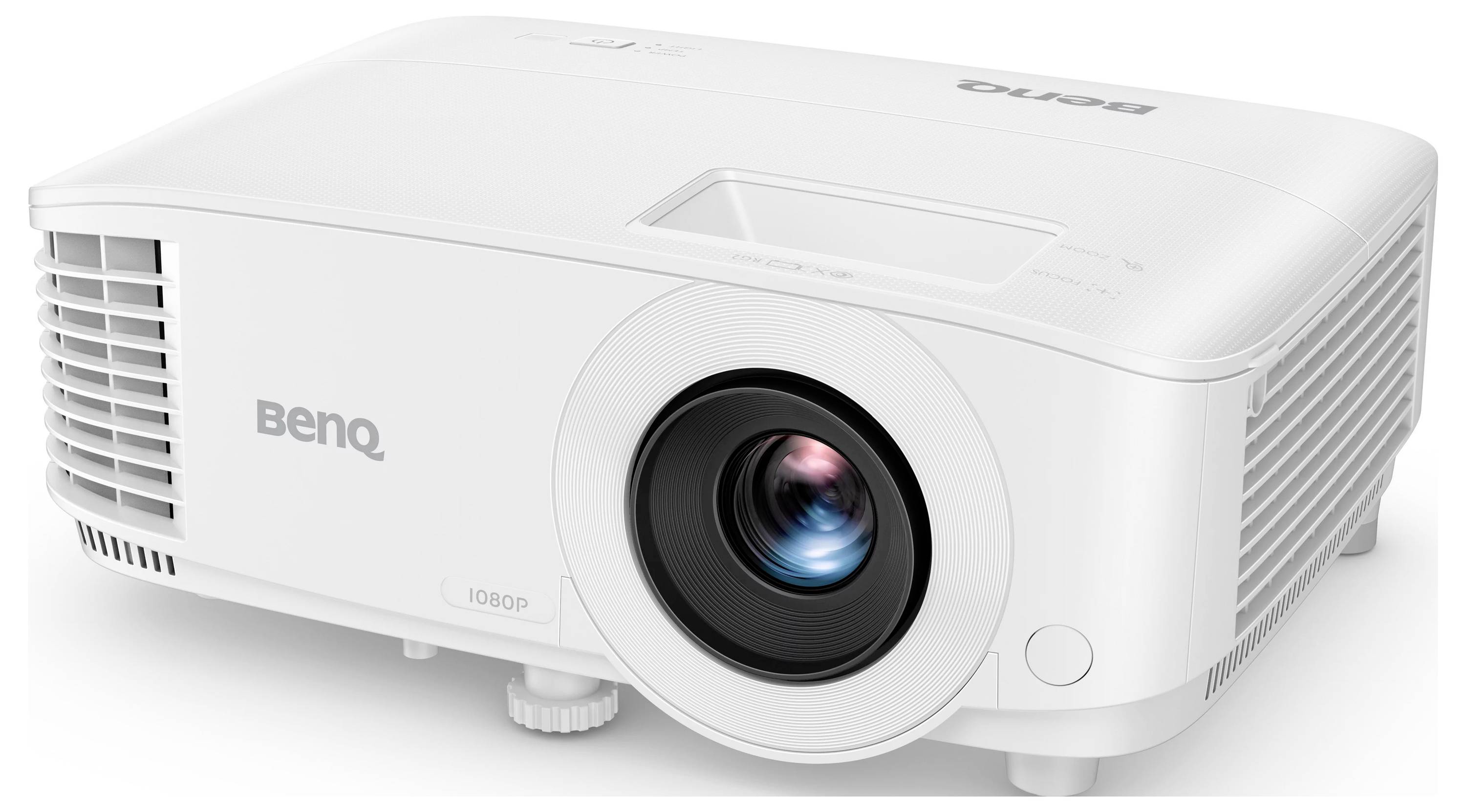 Bílý projektor BenQ zobrazený pod úhlem na prostém pozadí s viditelnými čočkou a větrací otvory.
