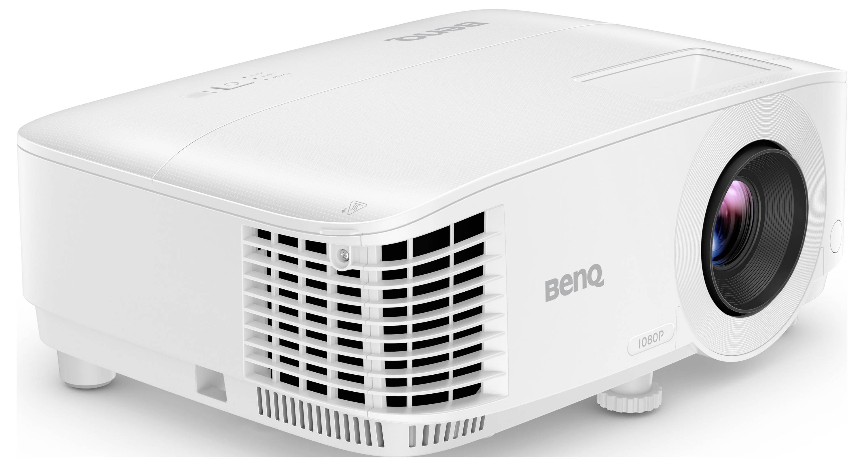 Bílý projektor BenQ zobrazený v úhlu, s přední ventilační mřížkou a nápadnou čočkou vpravo.
