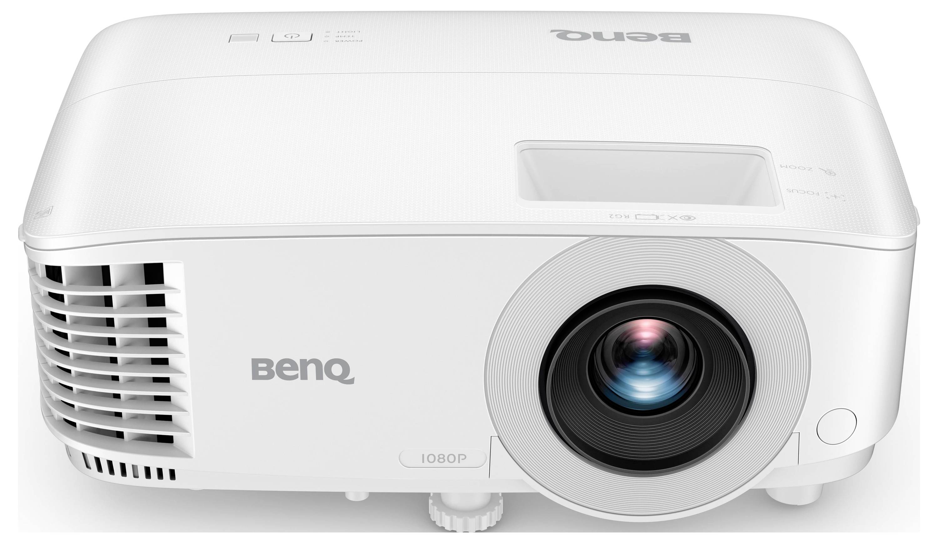 Bílý projektor BenQ fotografovaný zepředu s objektivem na pravé straně a větrací mřížkou na levé straně.