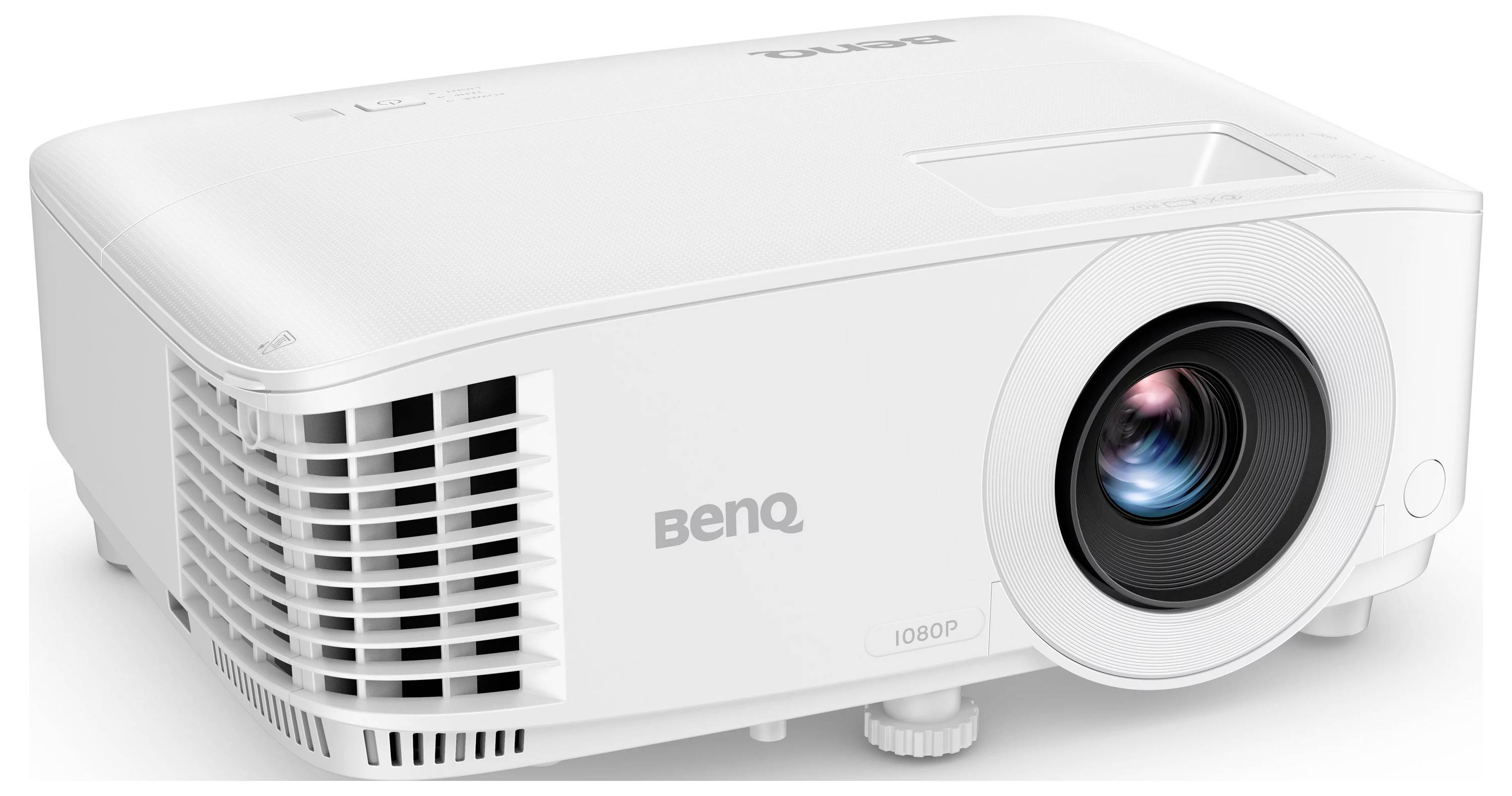 Bílý projektor BenQ 1080P zobrazený v přední-pravé perspektivě s viditelnými čočkou, ventilačními otvory a ovládacím tlačítkem na bílém pozadí.