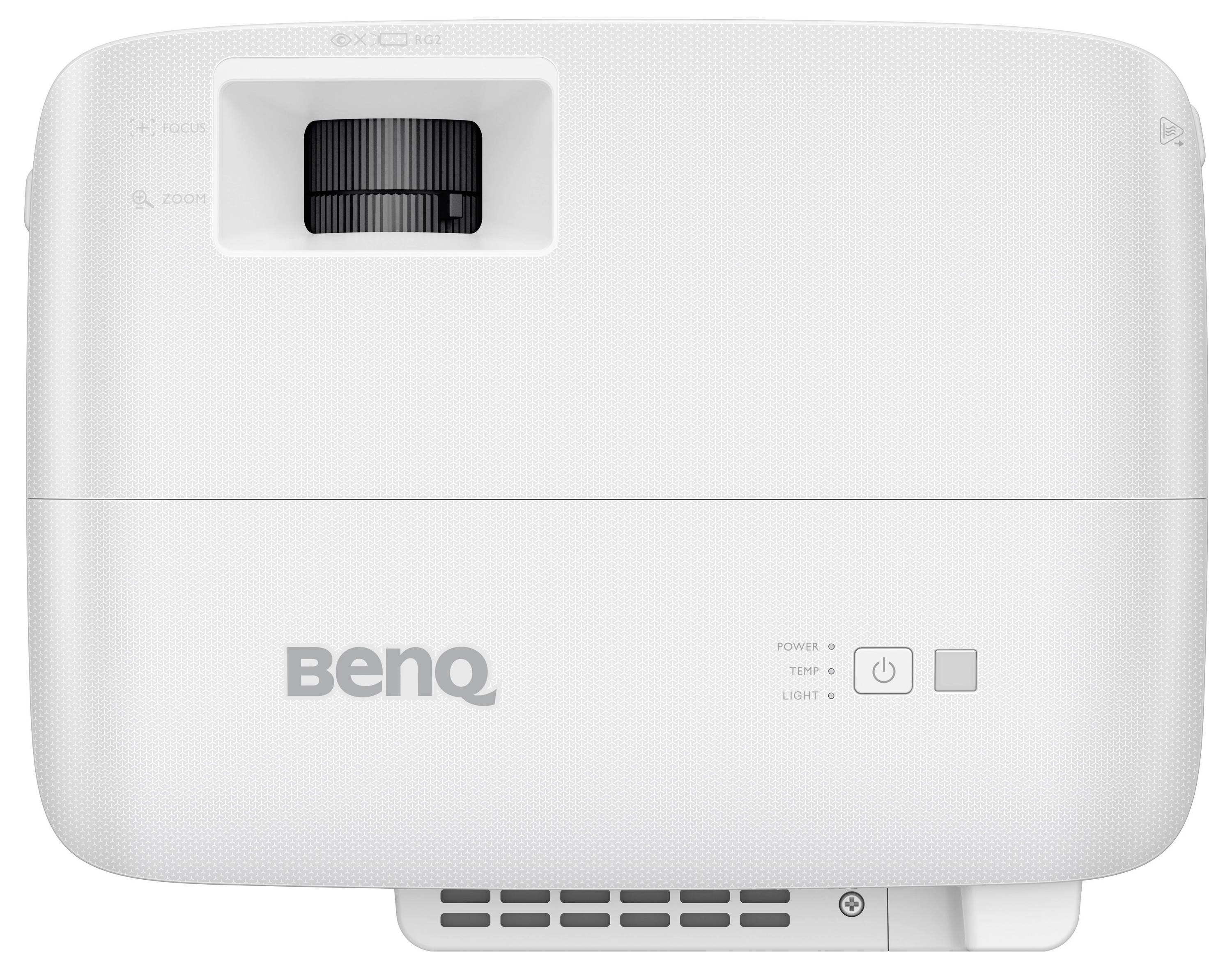 Bílý projektor BenQ pohledán zepředu, s objektivem zasazeným blízko horní části a indikátory napájení a stavu na dolní pravé straně.