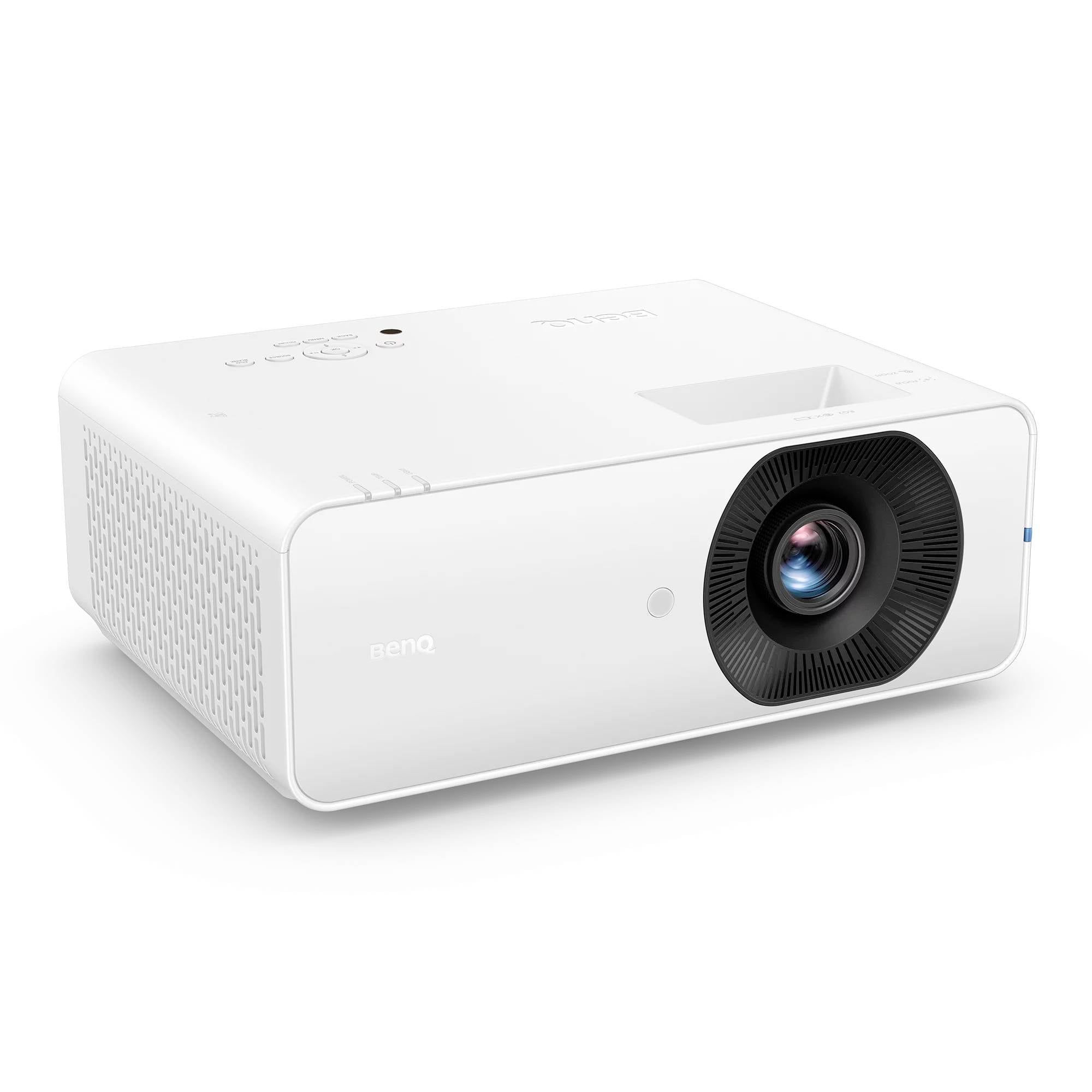 Bílý projektor BenQ zobrazený v pohledu zepředu-zprava s výraznou čočkou a ventilačními mřížkami na jednoduchém bílém pozadí.