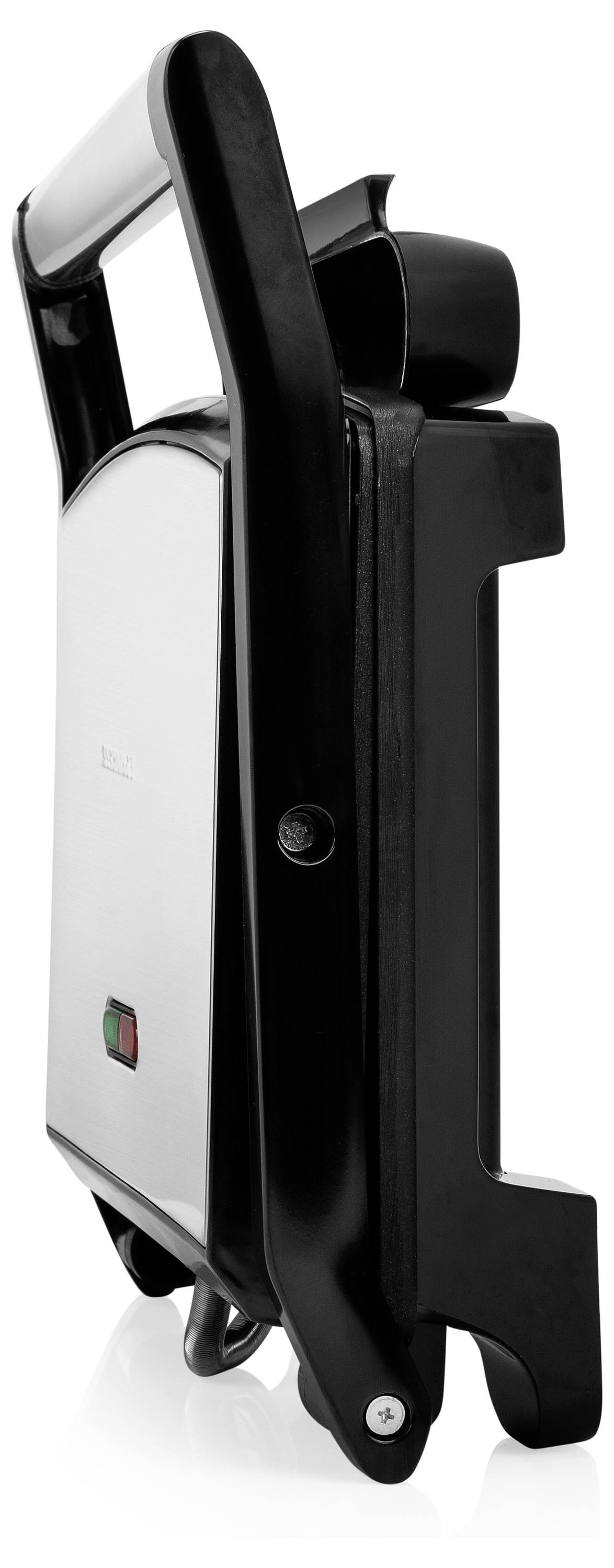 Složená černá a stříbrná elektrická koloběžka nebo odrážecí koloběžka zobrazená v bočním pohledu, zdůrazňující její kompaktní skládací design a zadní kolo.