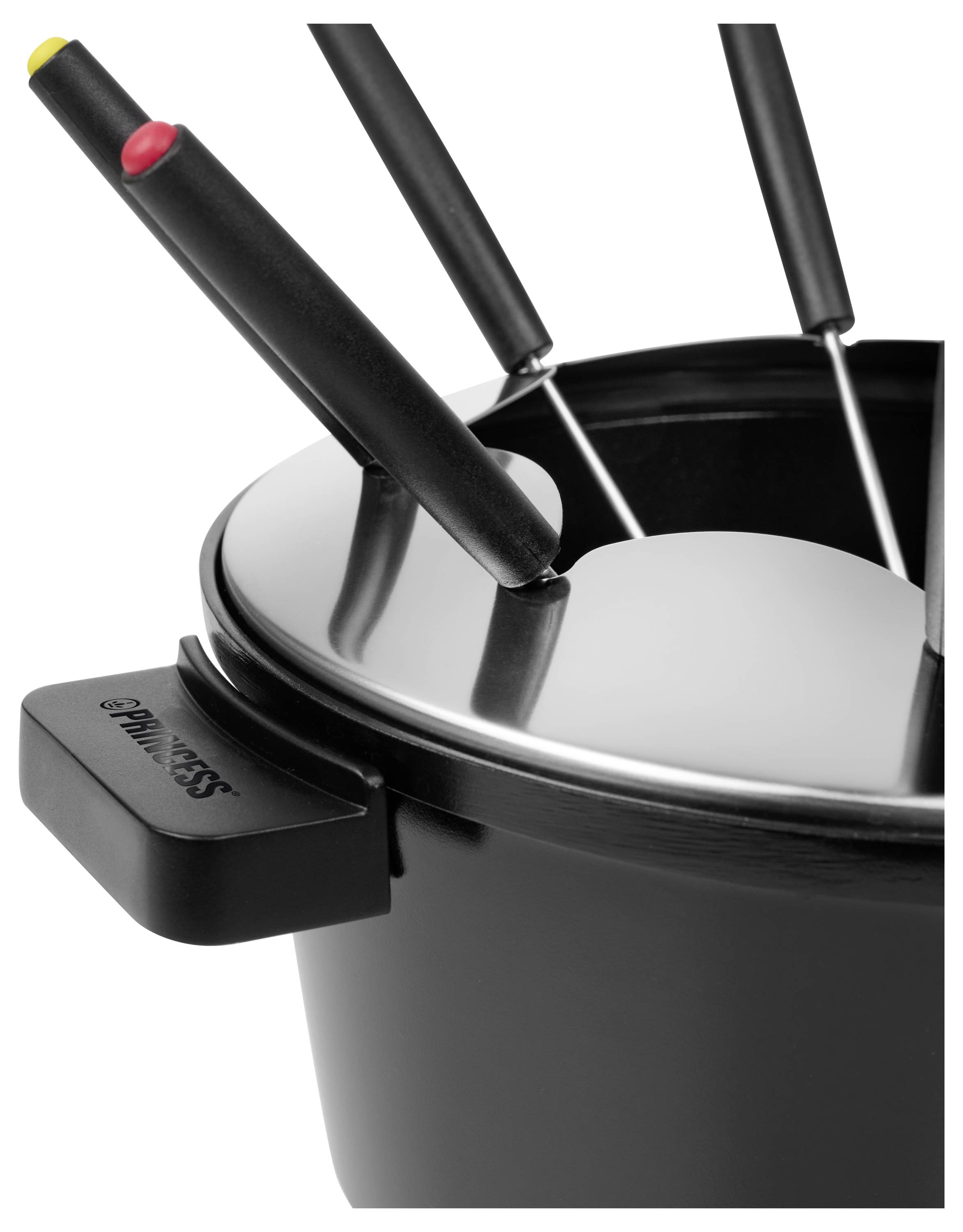 Černý fondue hrnec s nerezavějící ocelovou vložkou a třemi černě držadly vybavené špíčkami, zobrazený v detailu na bílém pozadí.
