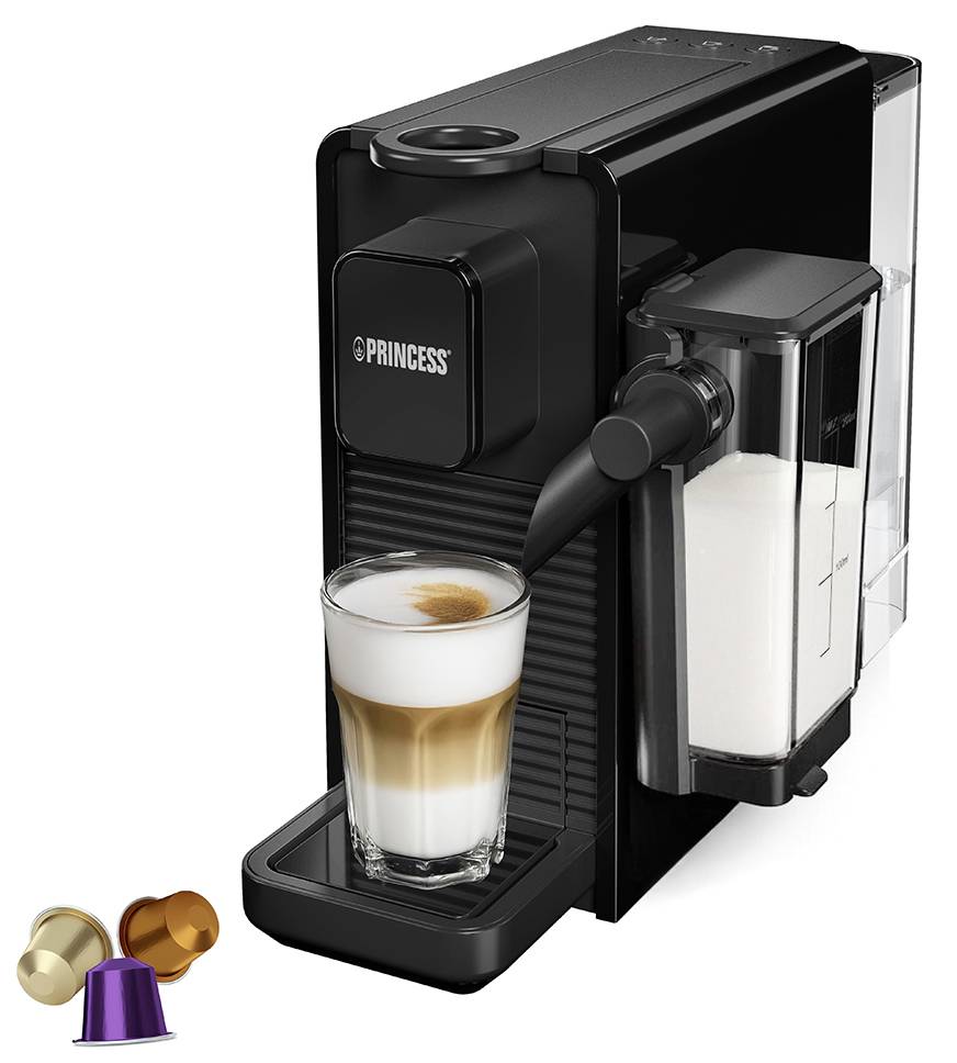 Černý kávový automat Princess s nádobou na mléko, který podává latte macchiato ve sklenici; vlevo dole tři kávové kapsle.