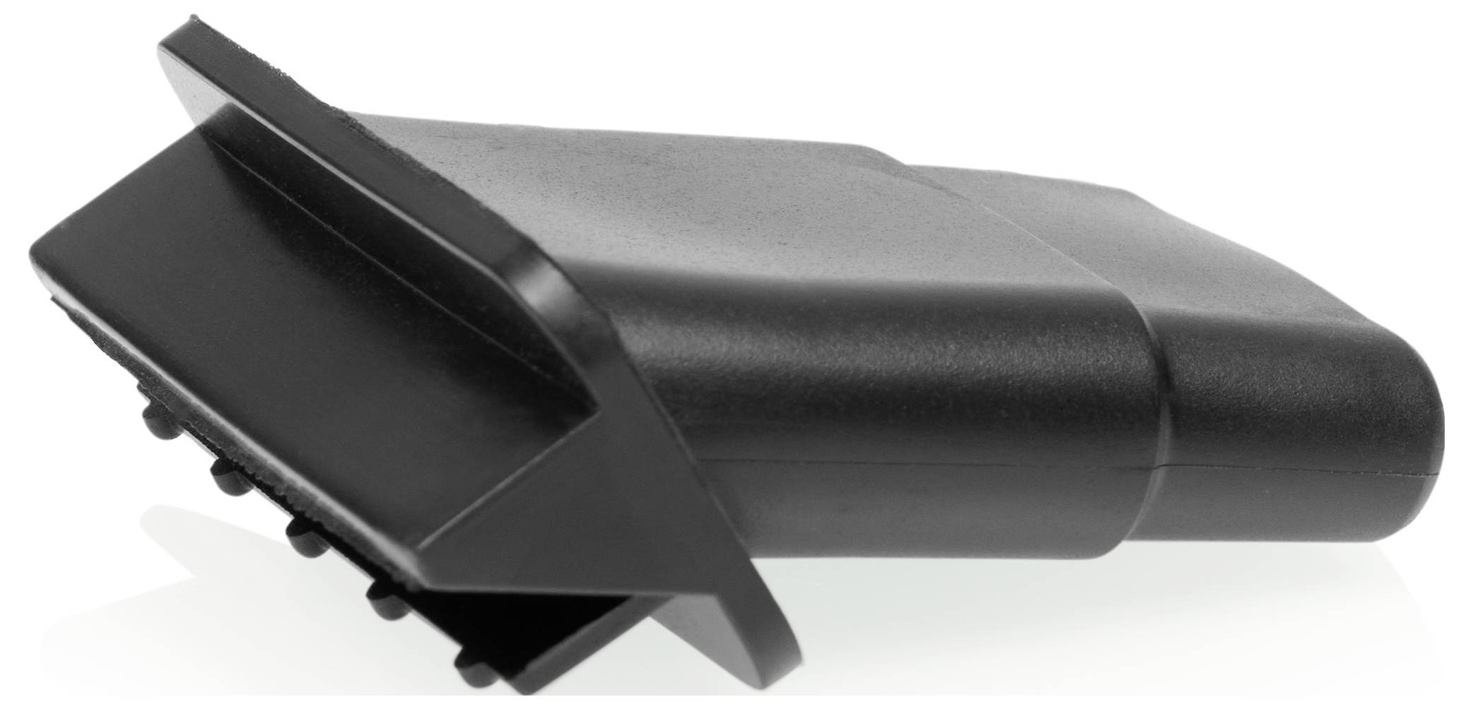 Černý plastový skloněný automobilový kanál nebo ventilační součást vzduchového sání zobrazená na bílém pozadí.