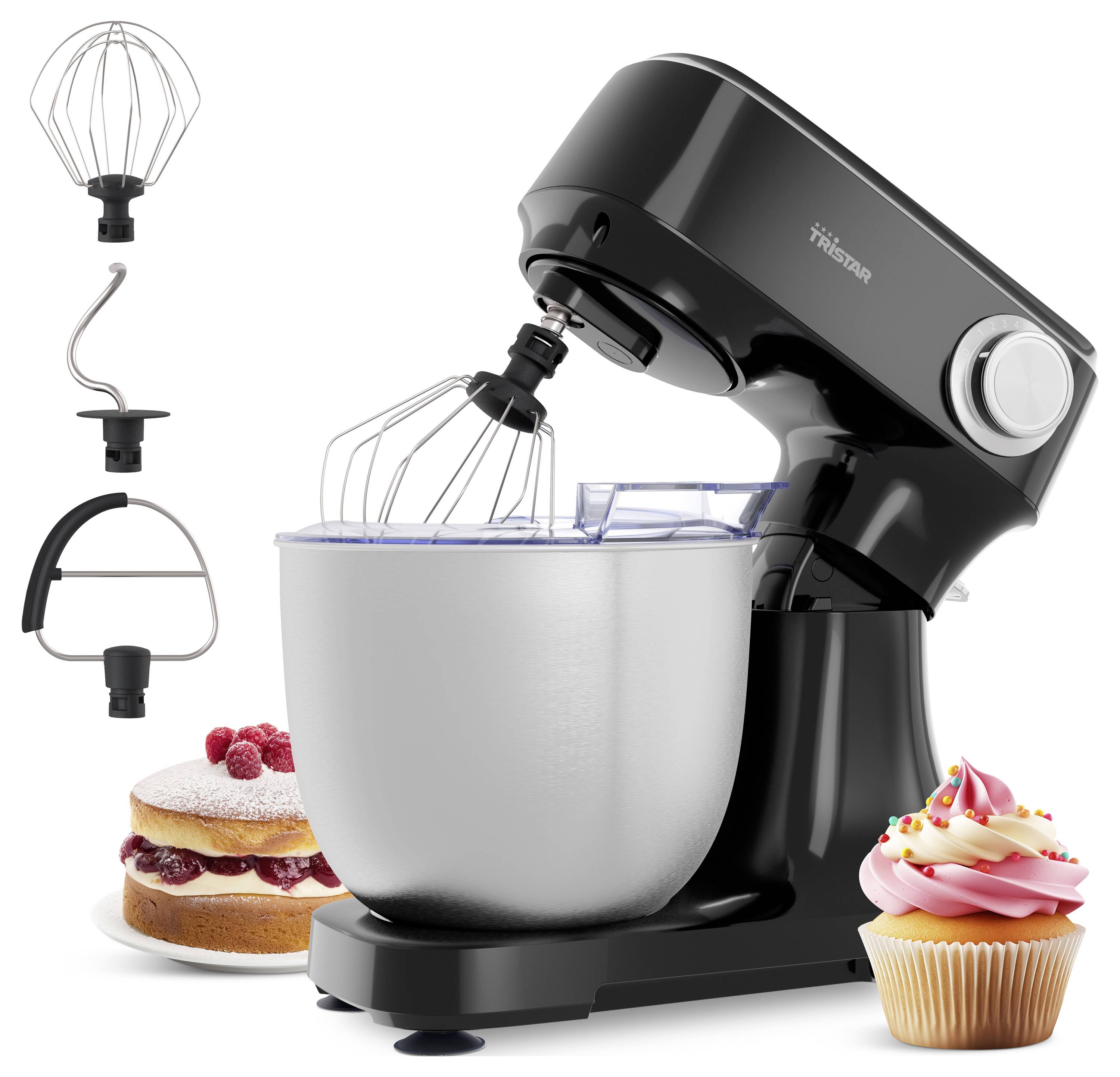 Černý kuchyňský robot se stříbrnou mísou a třepacími příslušenstvím, zobrazený s dortem a cupcaky, které naznačují použití pro pečení.