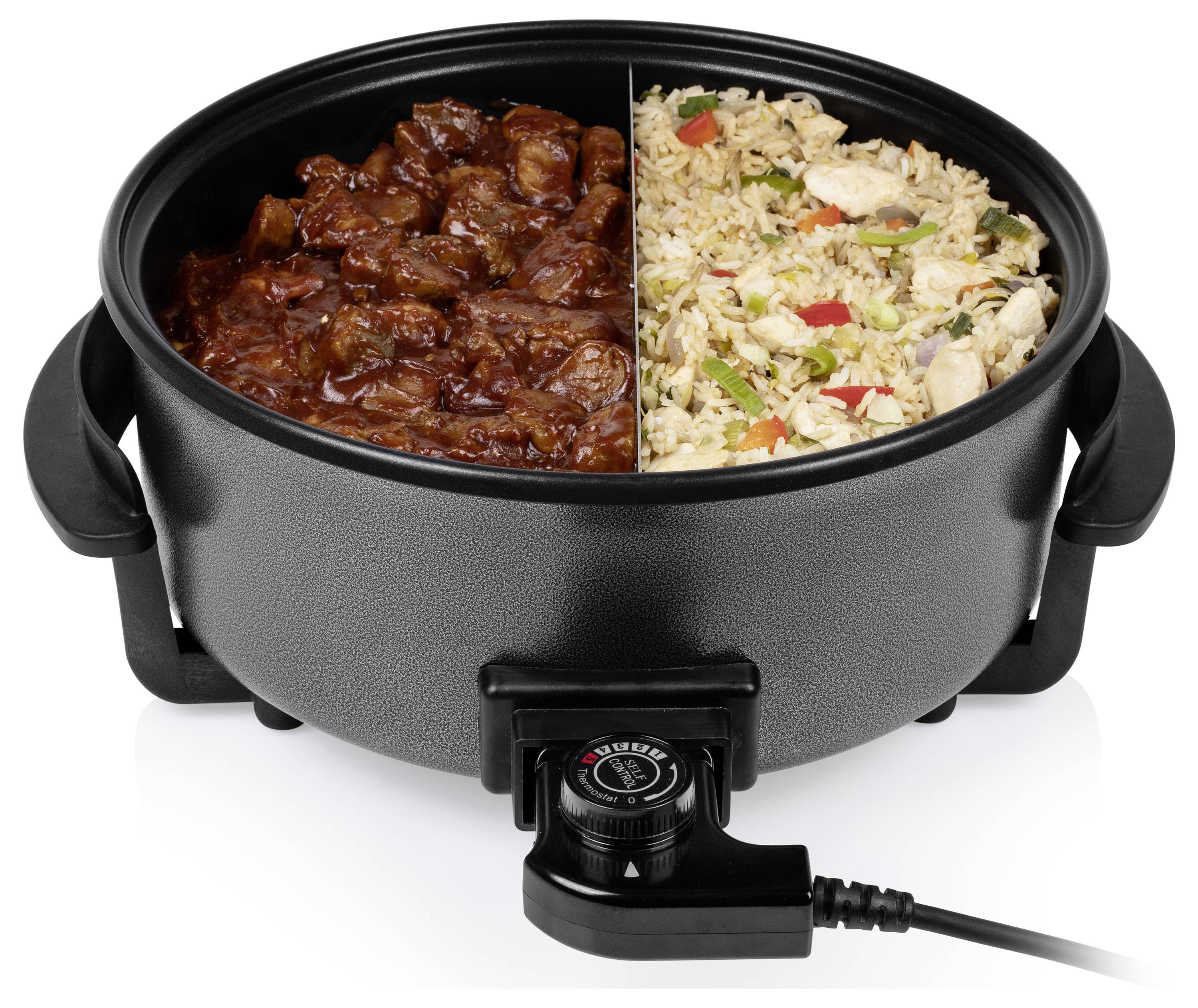 Černý elektrický pomalý hrnec s přepážkou, na kterém jsou vidět dvě jídla připravovaná vedle sebe: husté hovězí guláš a rýže se zeleninou a kuřetem.