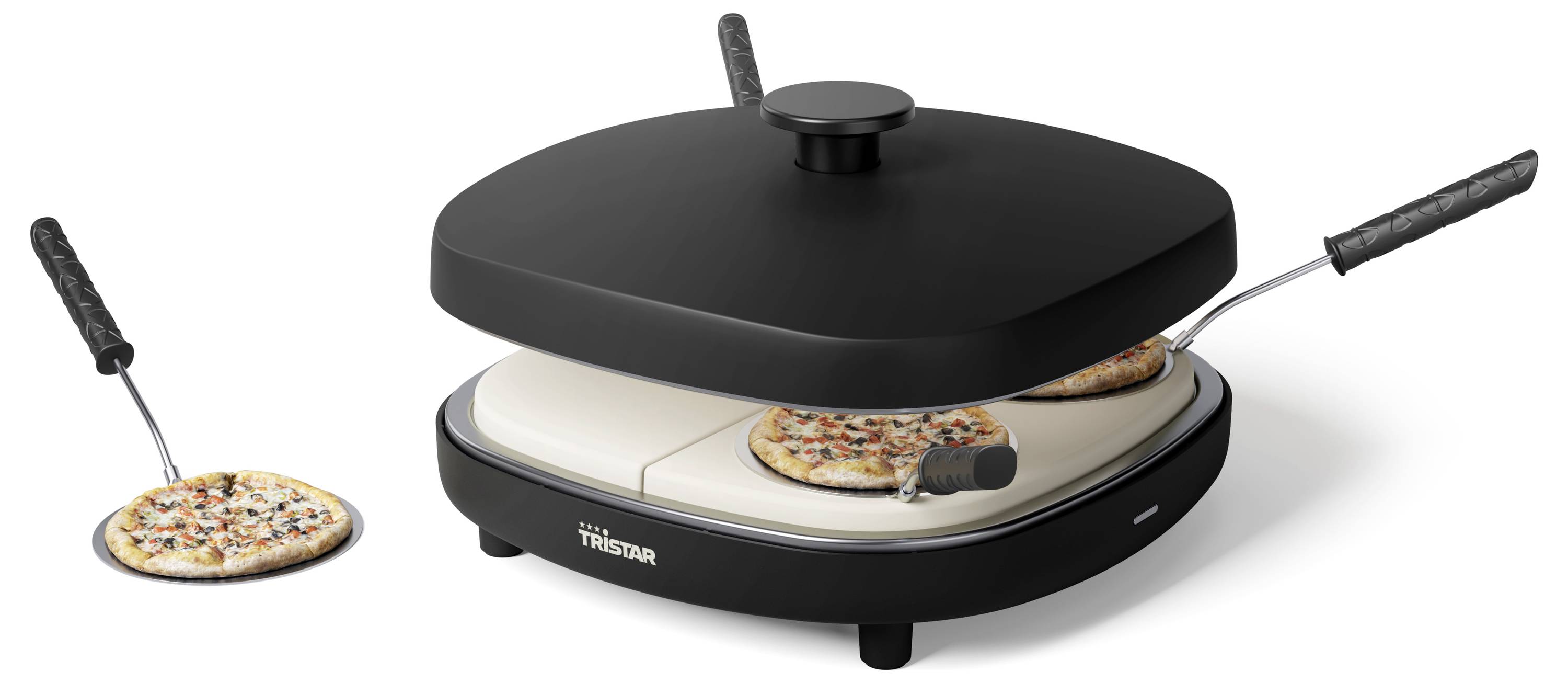 Černo-stříbrný pizzovací přístroj Tristar na pracovní desku s otevřeným víkem, uvnitř se vaří pizza a další je umístěna na stěrce vedle něj.