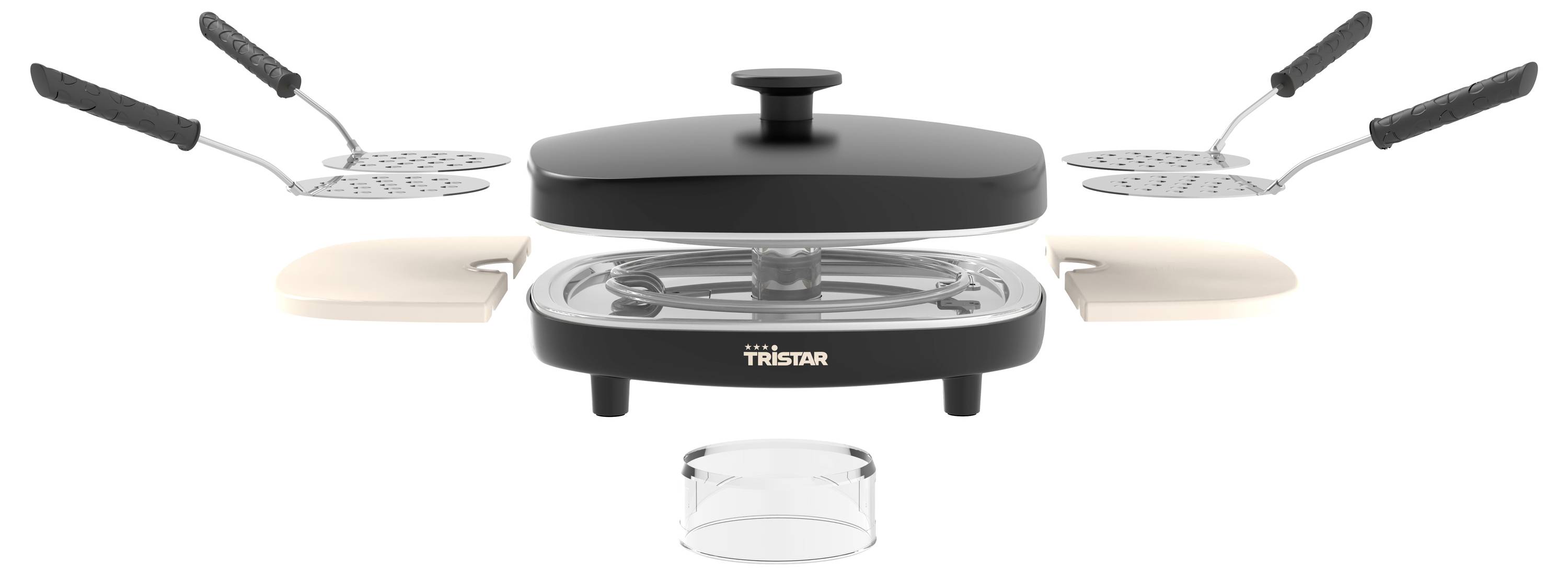 Produktový obrázek elektrického raclette grilu Tristar s kulatou grilovou deskou, dvěma pánvemi na raclette, servírovacími špátle a malou skleněnou miskou pod ním.